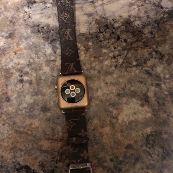 Apple Watch 3 with charger - Picture 3 of 3